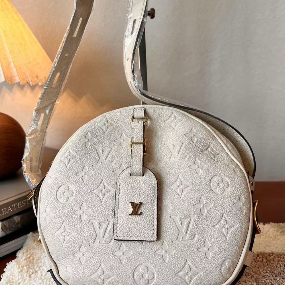 Louis Vuitton White boite bag 16*6*19, very good condition, with lock lost key